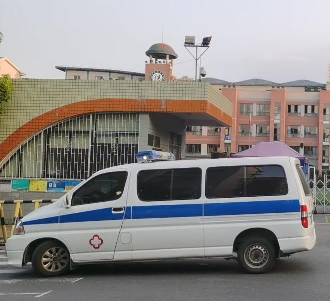 江南救护车出租护送骨折病人一公里多少钱